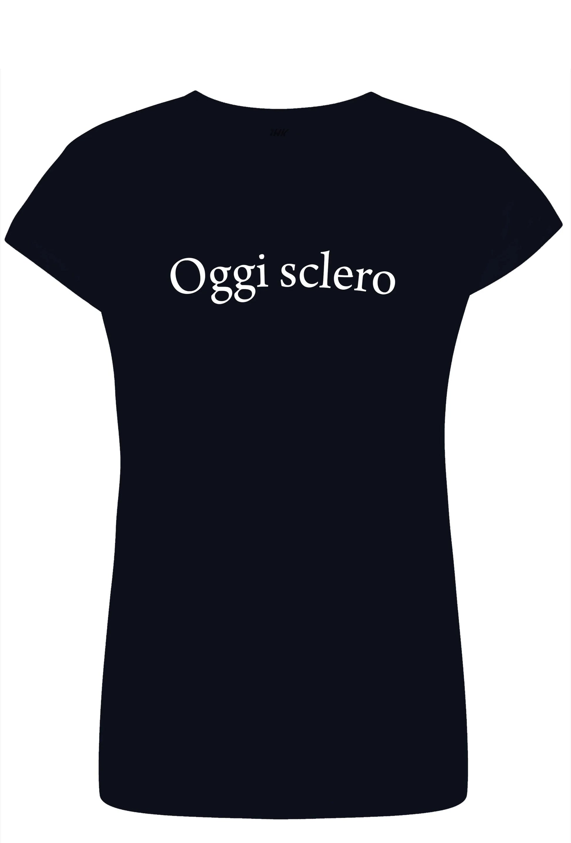 T-shirt donna streetwear nera in cotone con scritta bianca 'Oggi sclero' sul petto.