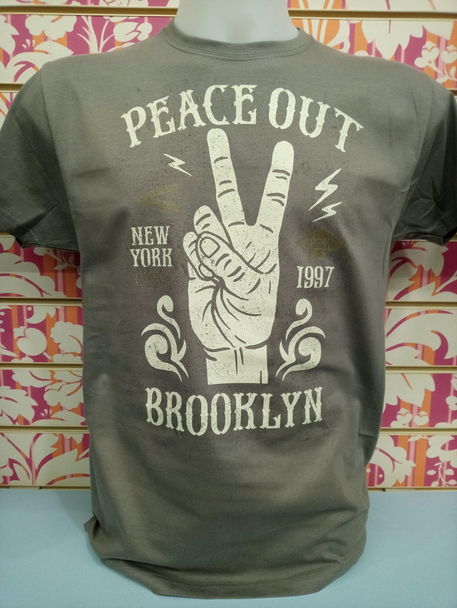 T-shirt streetwear grigia in cotone con stampa vintage Peace Out, stile urban Brooklyn.