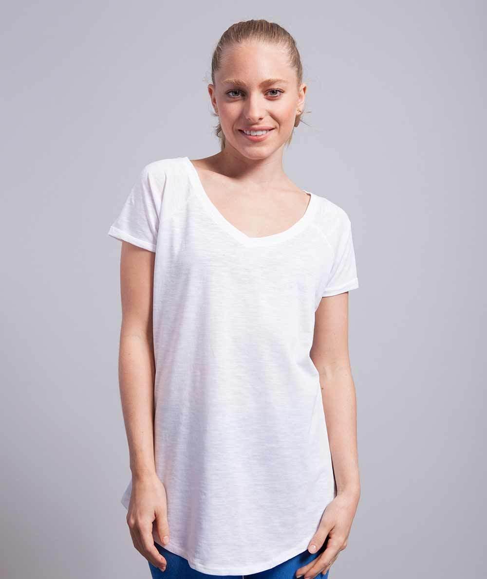 T-shirt donna bianca in cotone leggero, stile streetwear, scollo a V e maniche corte.