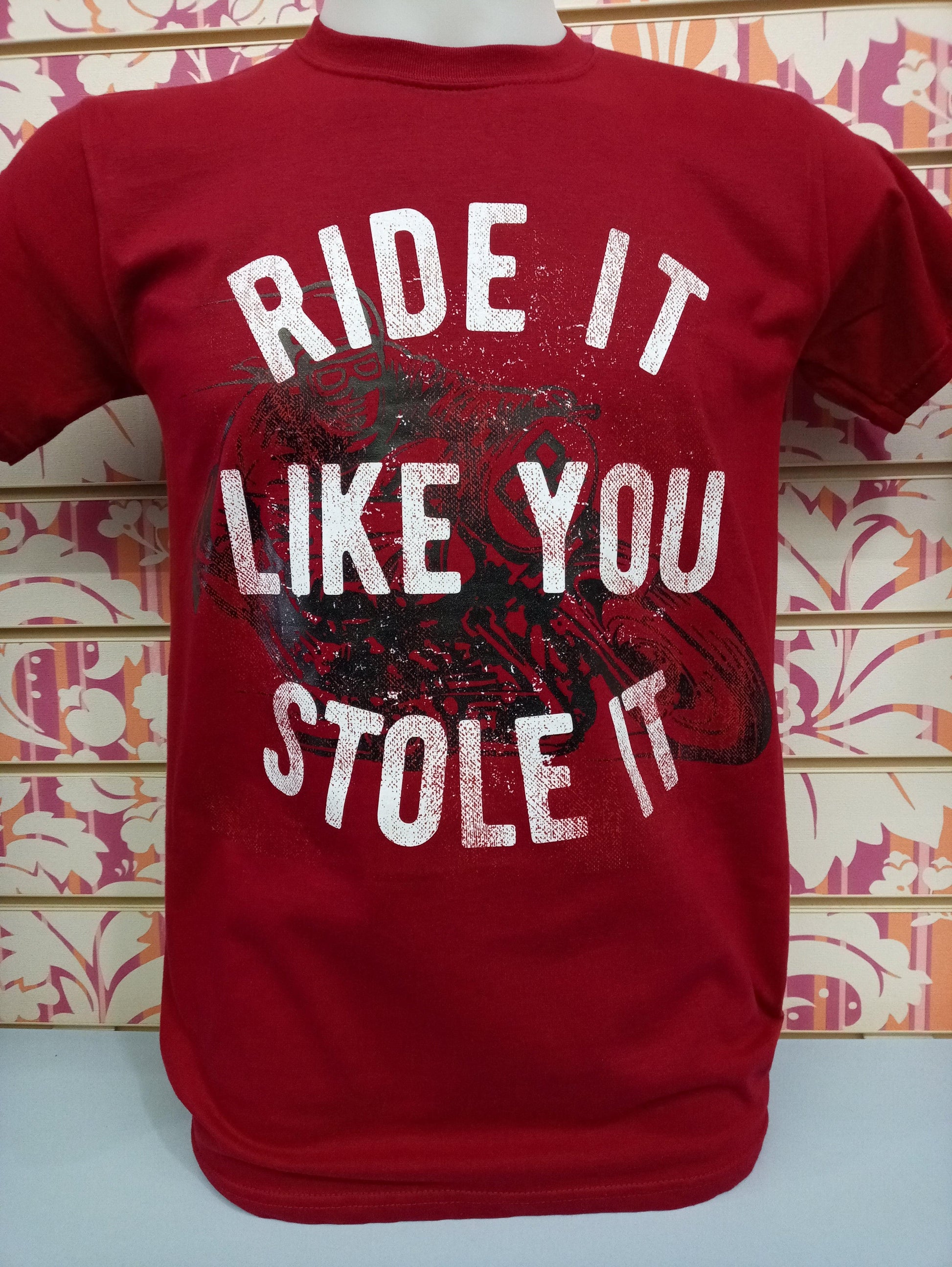 T-shirt streetwear uomo, cotone rosso con stampa grafica e scritta bianca Ride It Like You Stole It