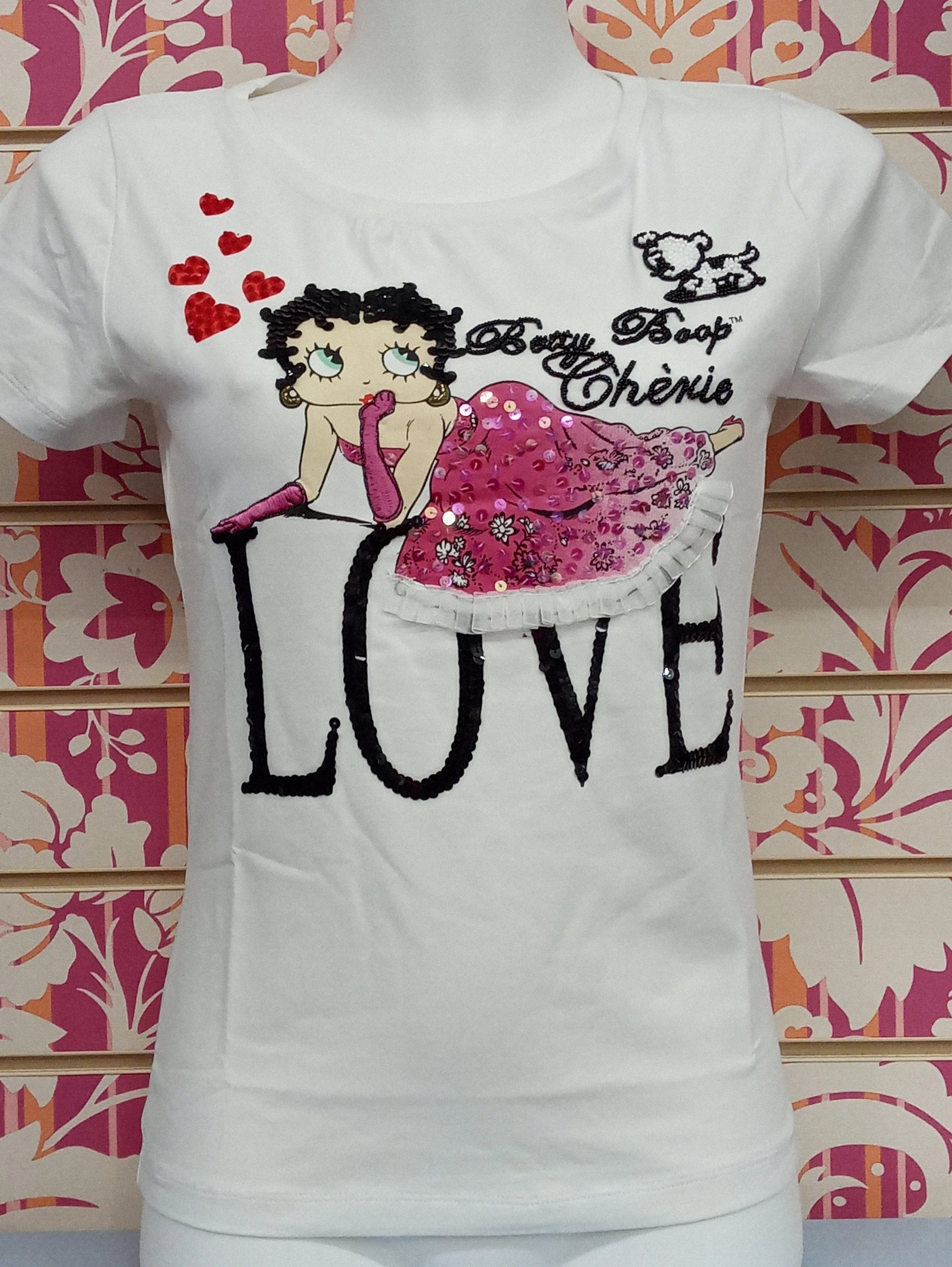 T-shirt donna bianca streetwear con stampa Betty Boop, cuori rossi, dettagli paillettes rosa, stile urban