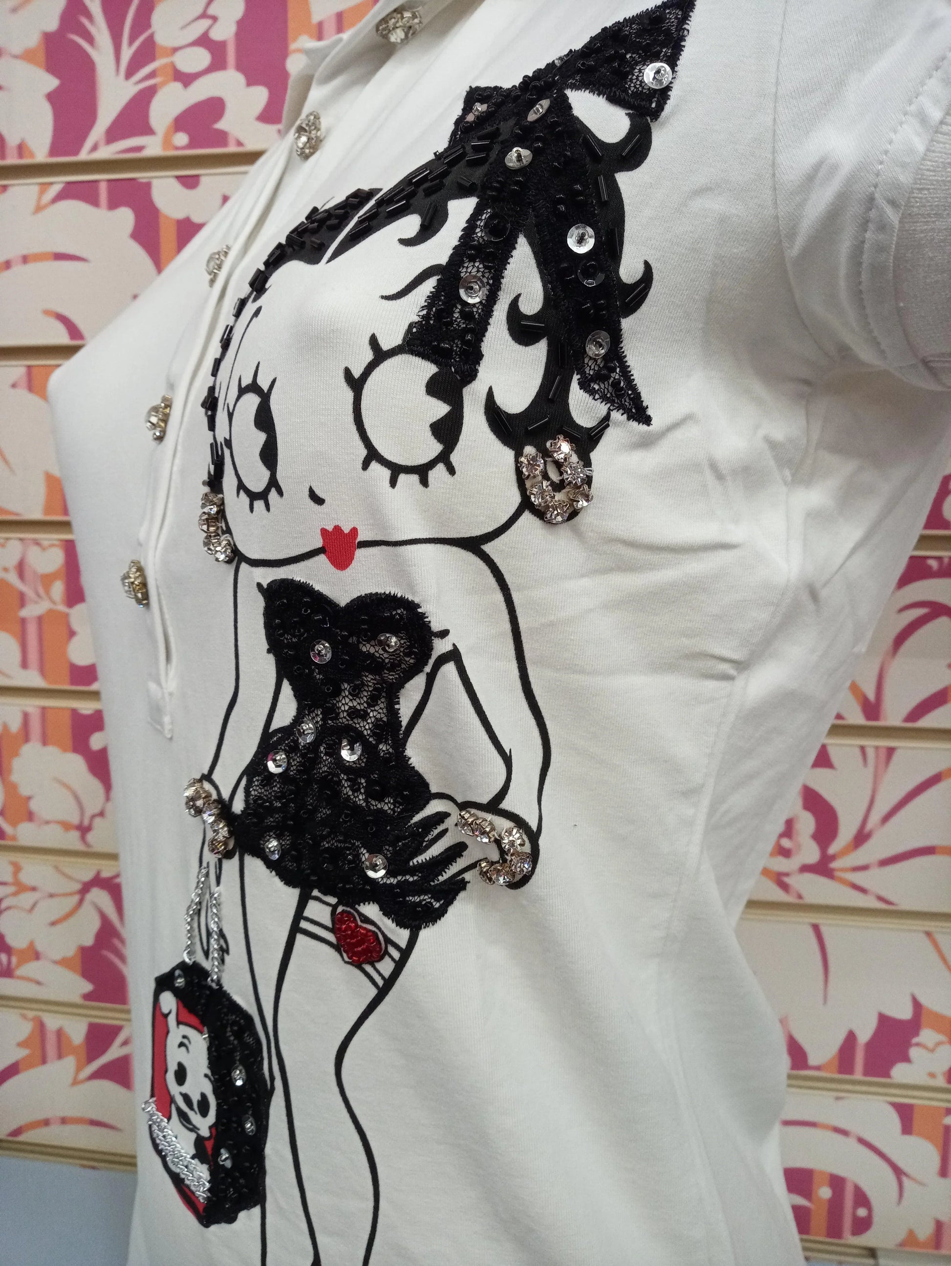 T-shirt bianca donna streetwear con stampa cartoon, dettagli in paillettes nere e applicazioni gioiello