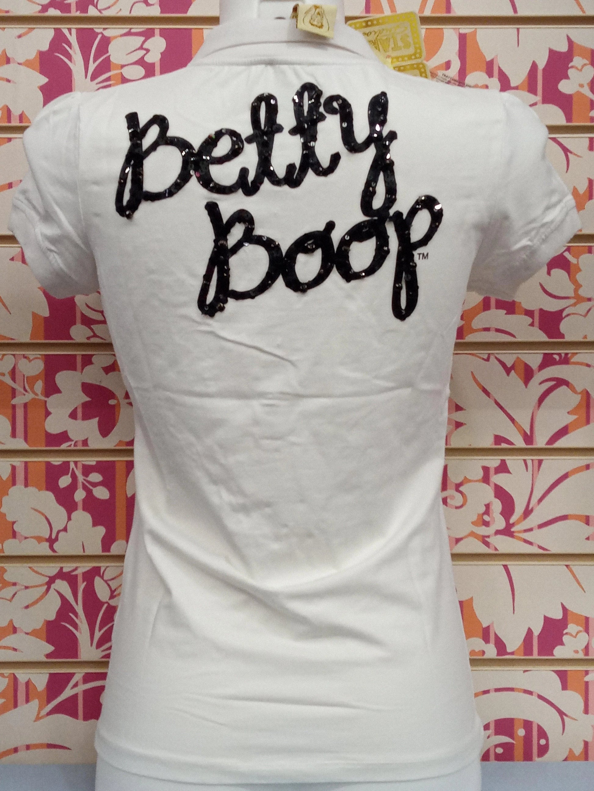 T-shirt donna bianca streetwear con scritta nera lucida Betty Boop in paillettes sul retro.