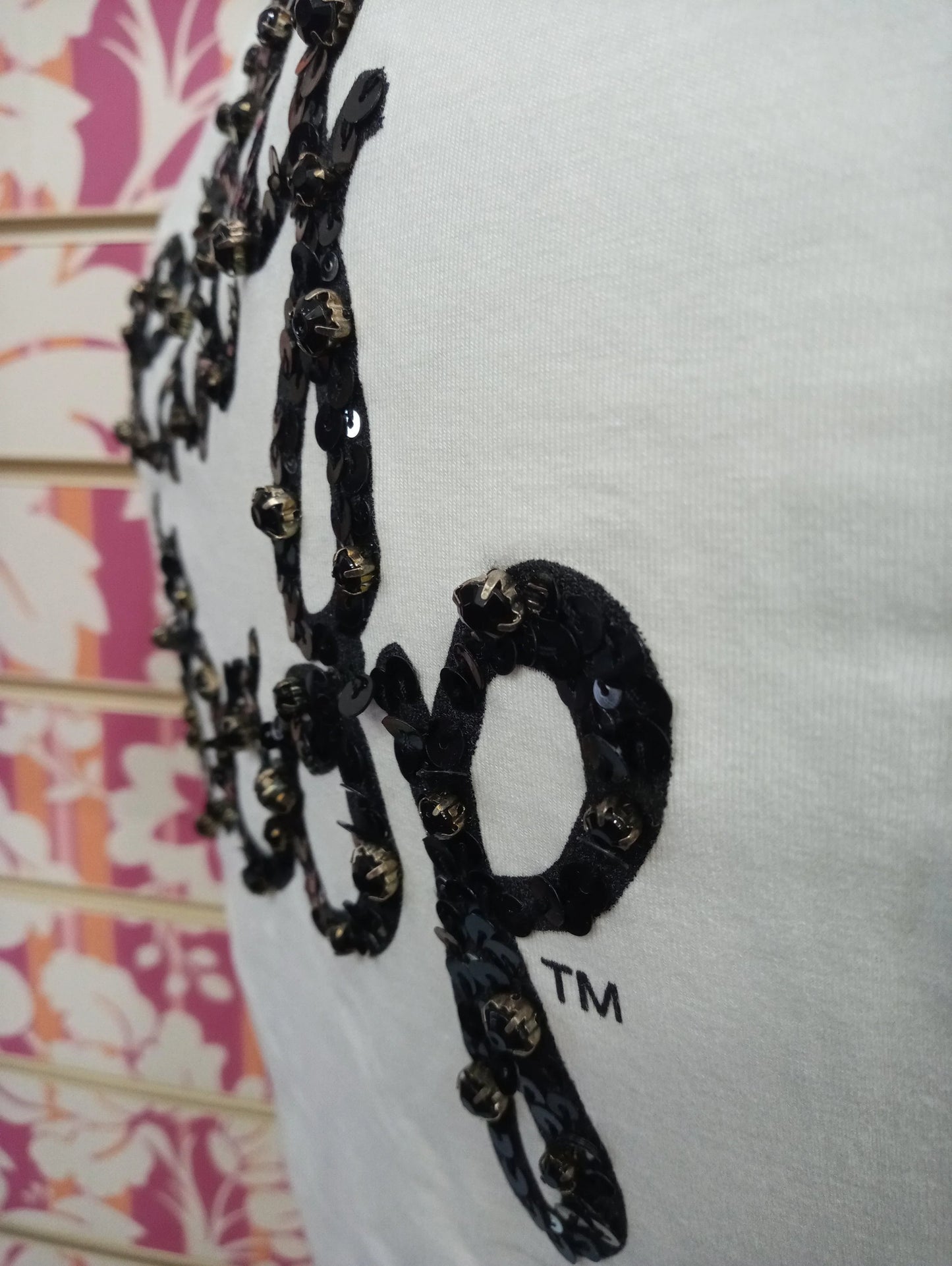 Maglietta donna streetwear bianca in cotone con applicazioni di paillettes nere, stile urban