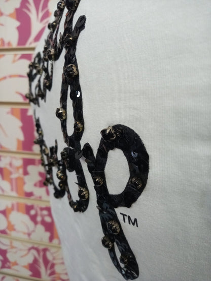 Maglietta donna streetwear bianca in cotone con applicazioni di paillettes nere, stile urban