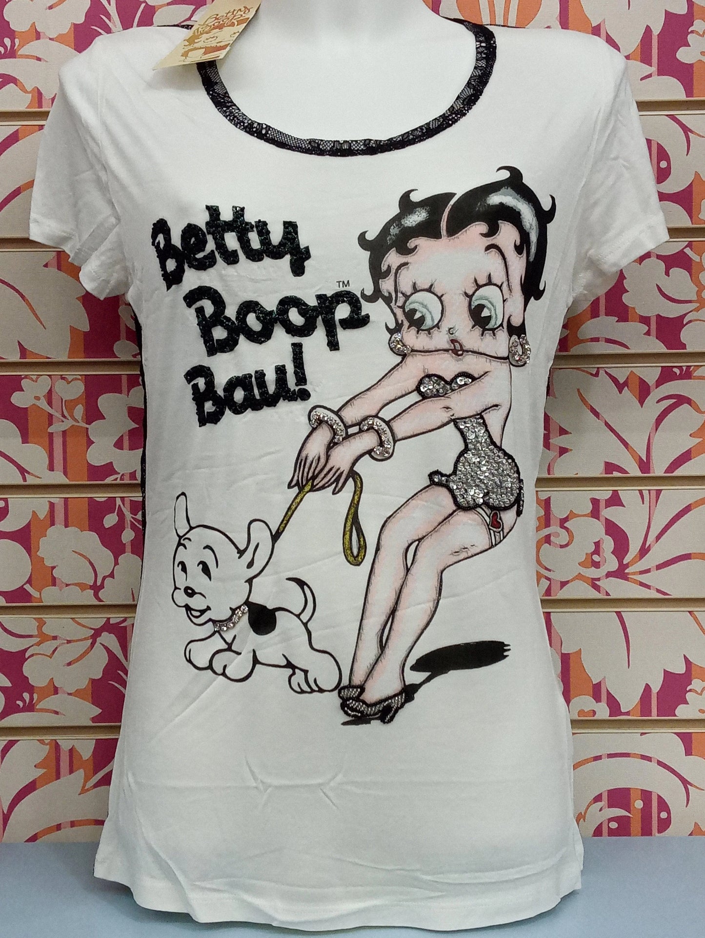 T-shirt donna bianca stile streetwear con stampa Betty Boop e dettagli glitterati, cotone leggero.