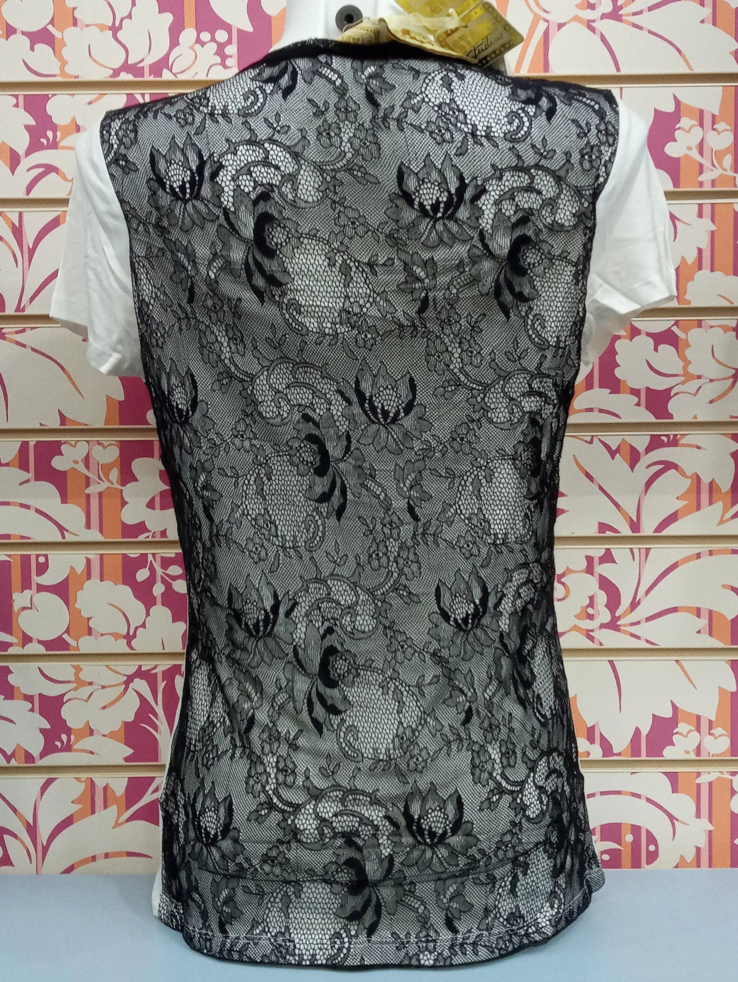 T-shirt bianca donna streetwear, retro in pizzo nero floreale, stile urban elegante