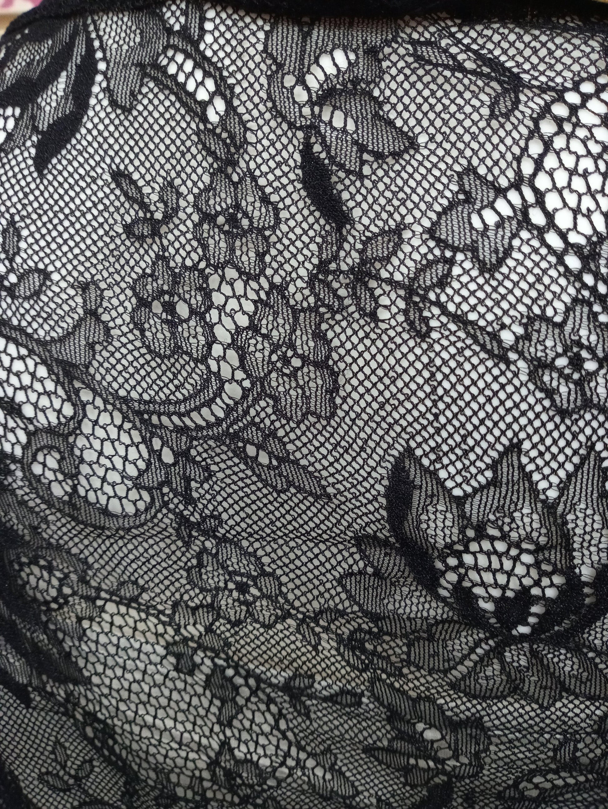 Tessuto di pizzo nero con motivo floreale, texture fine e trasparente