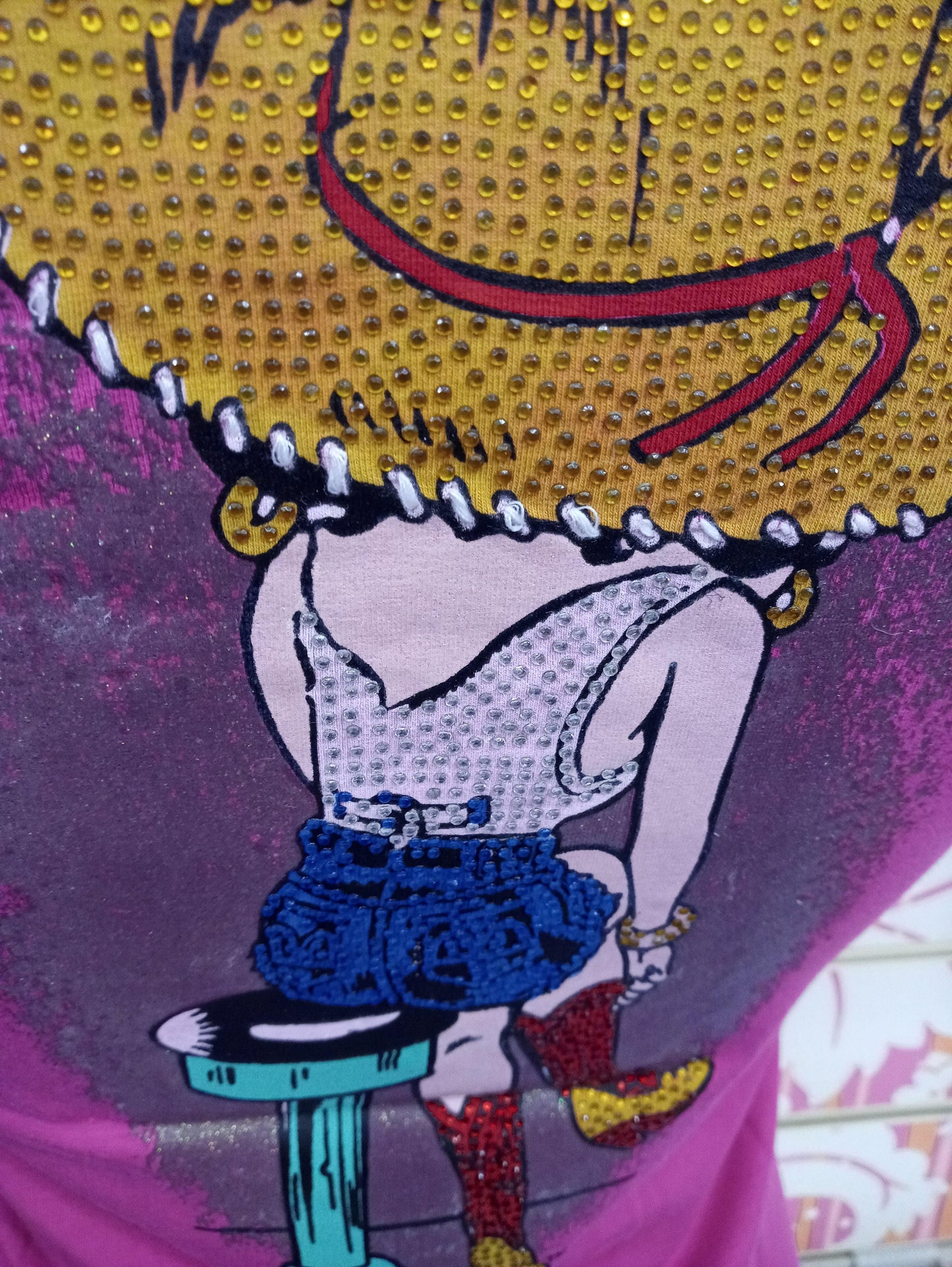 T-shirt donna streetwear viola con stampa pop art colorata, dettagli brillanti e effetto glitter