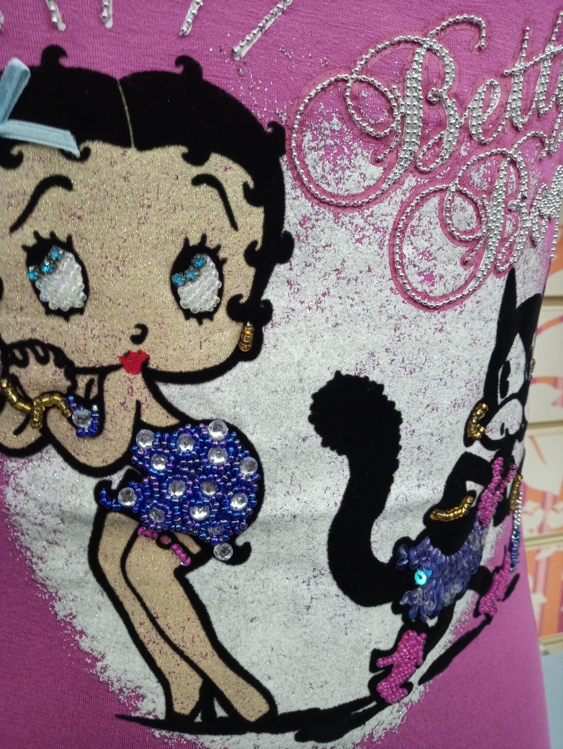 T-shirt donna streetwear viola con stampa Betty Boop, dettagli glitterati e strass, stile urban