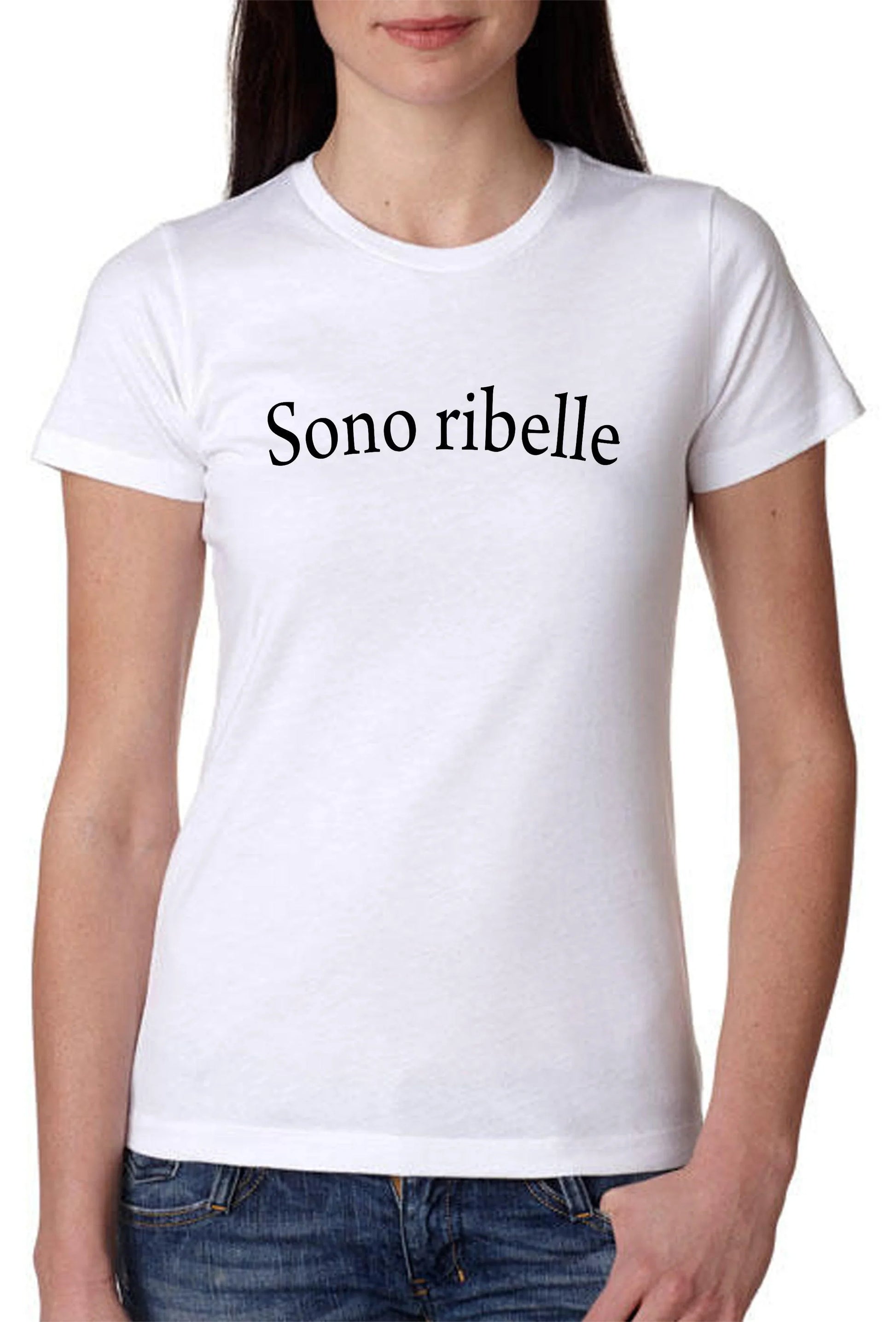 T-shirt donna streetwear bianca in cotone pettinato con scritta "Sono ribelle", stile urban