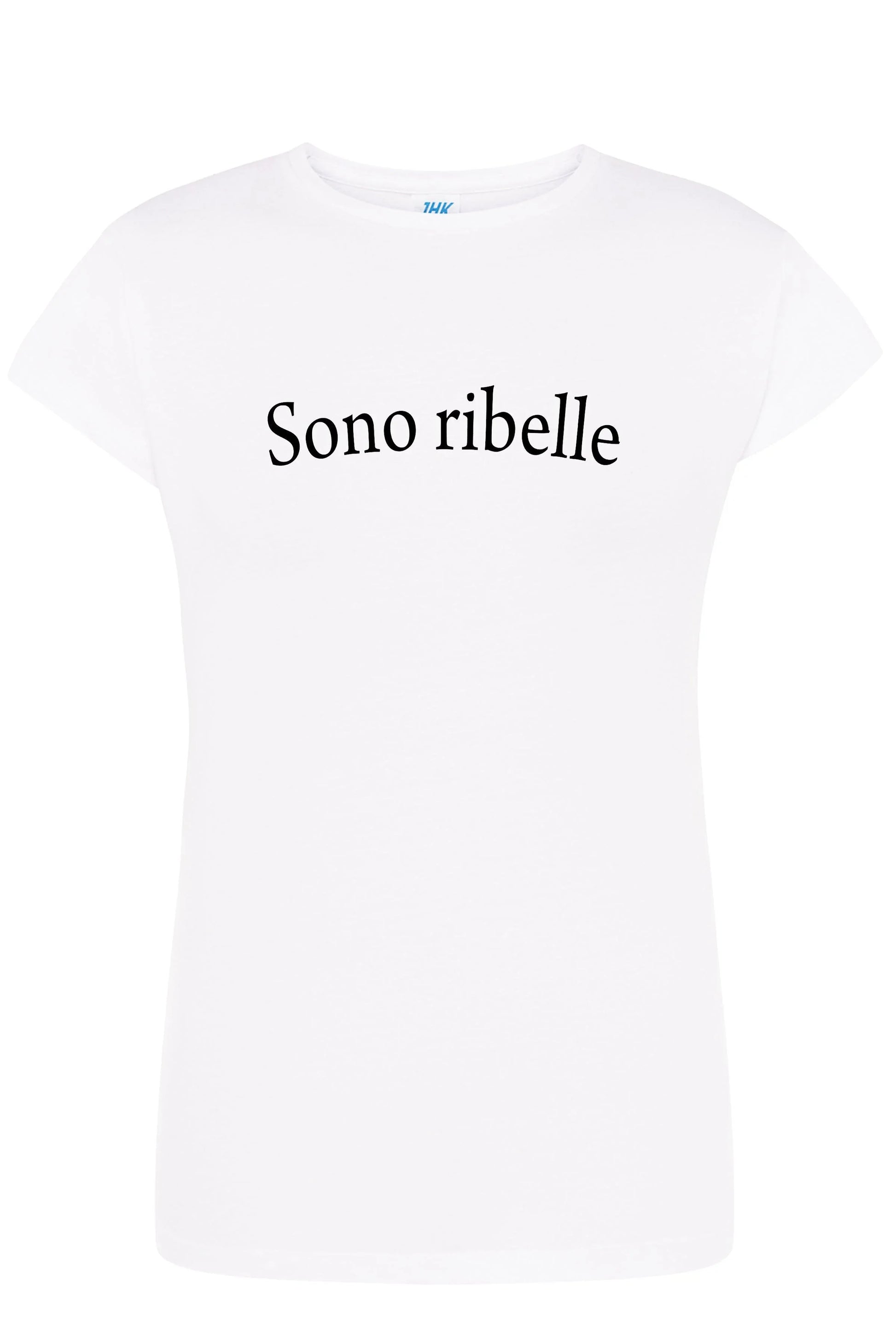 T-shirt donna bianca streetwear in cotone pettinato con scritta nera Sono ribelle, stile urban
