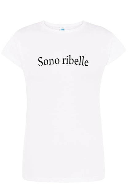 T-shirt donna bianca streetwear in cotone pettinato con scritta nera Sono ribelle, stile urban
