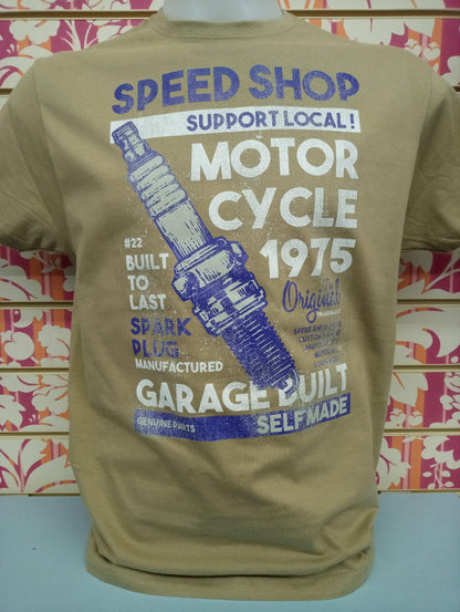 T-shirt streetwear beige con stampa grafica blu e bianca effetto vintage, stile urban.