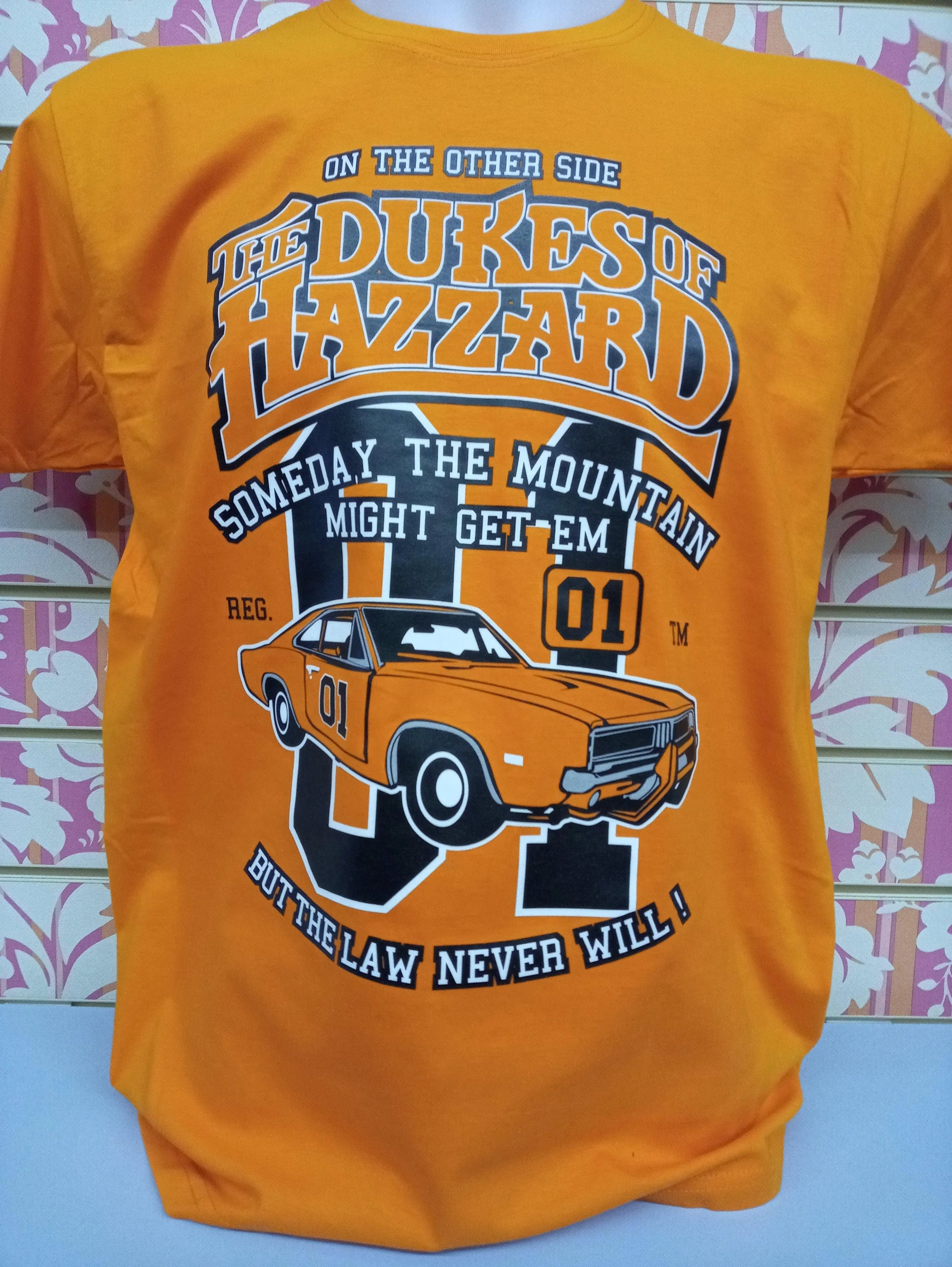 T-shirt streetwear arancione in cotone con stampa auto vintage e scritte bianche e nere