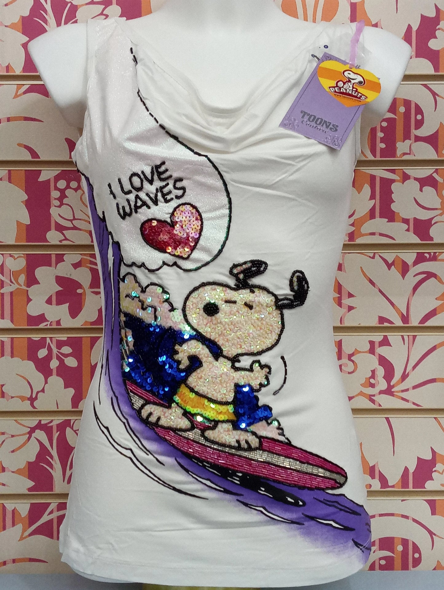 T-shirt donna bianca streetwear con Snoopy ricamato a paillettes colorate, stile urban surf.