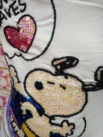 T-shirt bianca streetwear donna con applicazioni di paillettes raffigurante Snoopy e cuore rosso, stile urban.