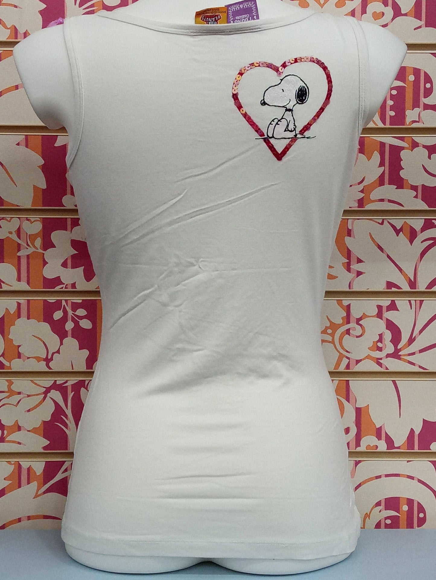 T-shirt donna bianca streetwear, cotone, dettaglio Snoopy con cuore pailettes rosse sul retro.