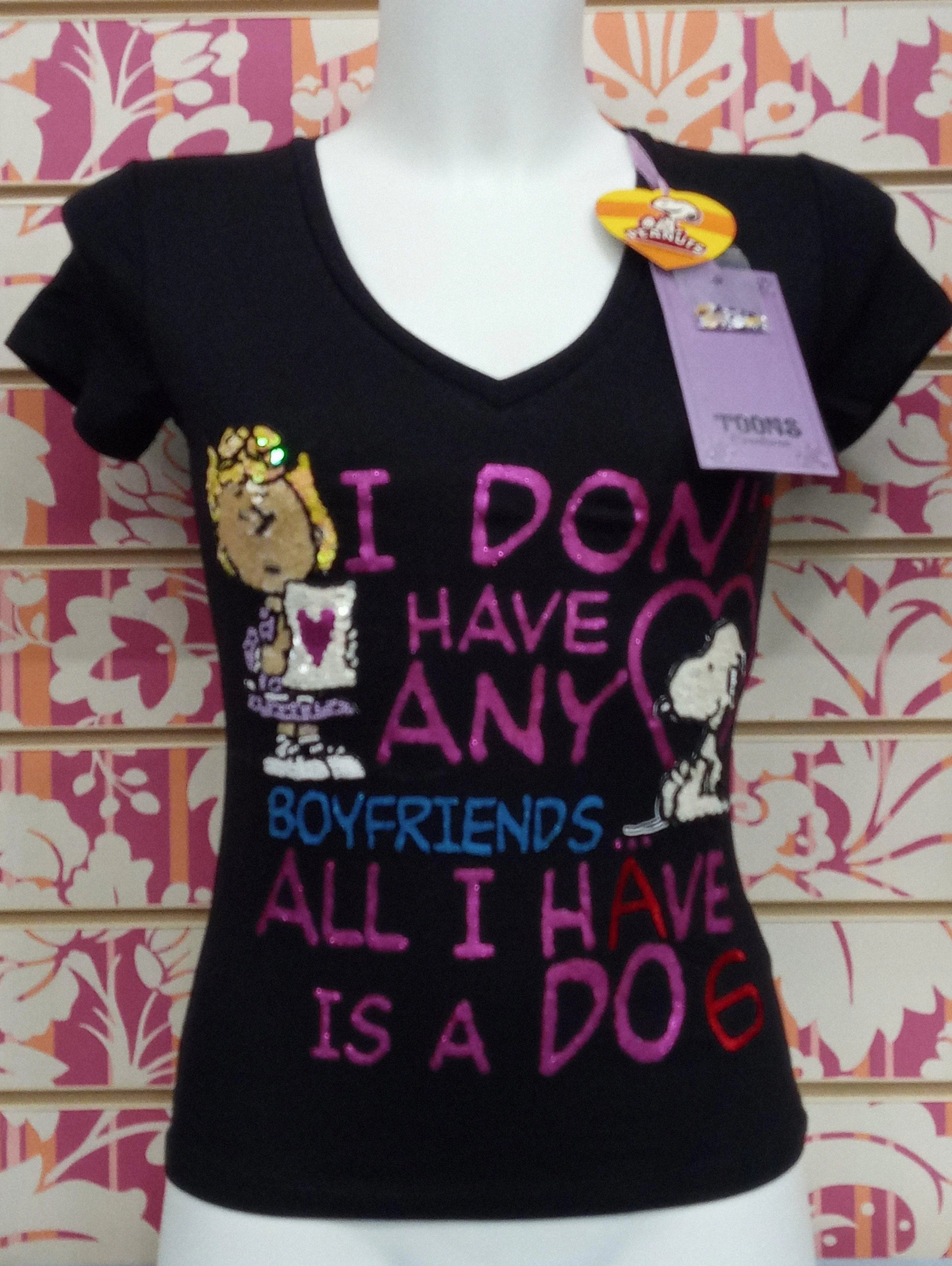 T-shirt donna nera streetwear con pailettes colorate, stampa Snoopy e scritta urban
