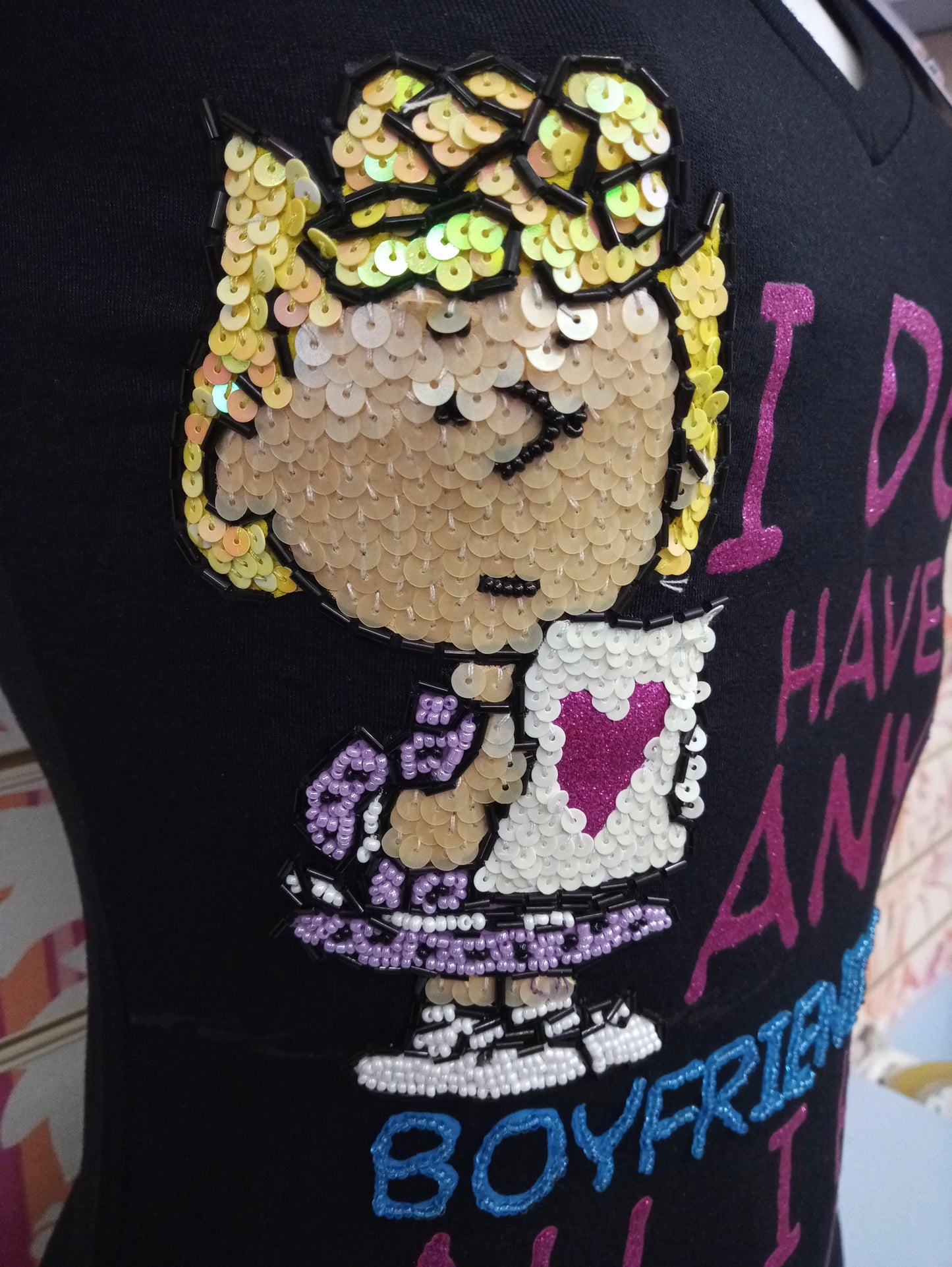 Maglietta streetwear donna nera con personaggio cartoon e scritta, dettagli in paillettes colorate