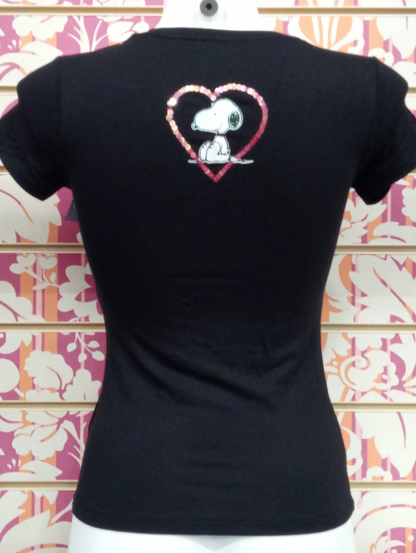 T-shirt donna streetwear nera in cotone con Snoopy e cuore di paillettes rosa sul retro
