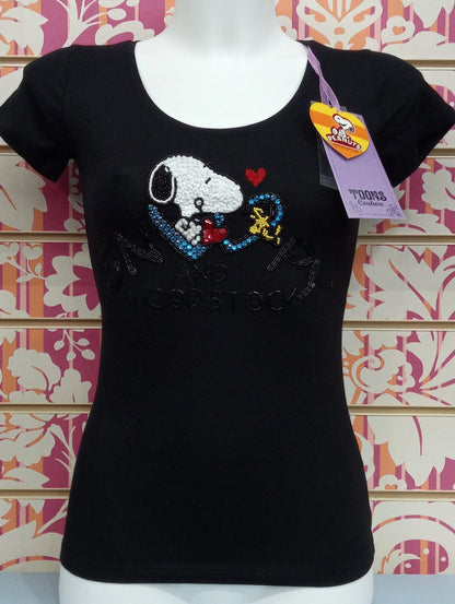 T-shirt nera donna streetwear con Snoopy e Woodstock in paillettes colorate, stile urban