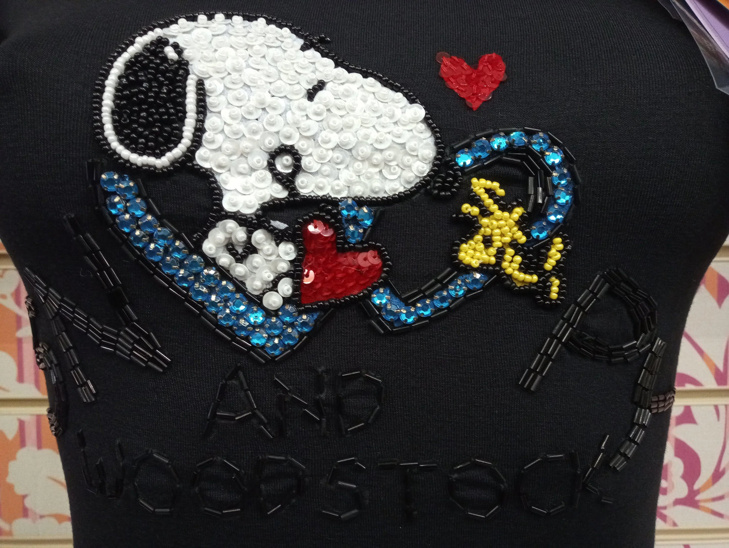T-shirt donna streetwear nera con Snoopy e Woodstock ricamati a paillettes colorate in stile urban