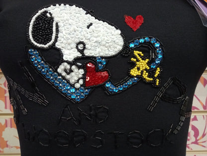 T-shirt donna streetwear nera con Snoopy e Woodstock ricamati a paillettes colorate in stile urban