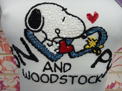 T-shirt donna streetwear bianca con Snoopy e Woodstock ricamati a paillettes colorate