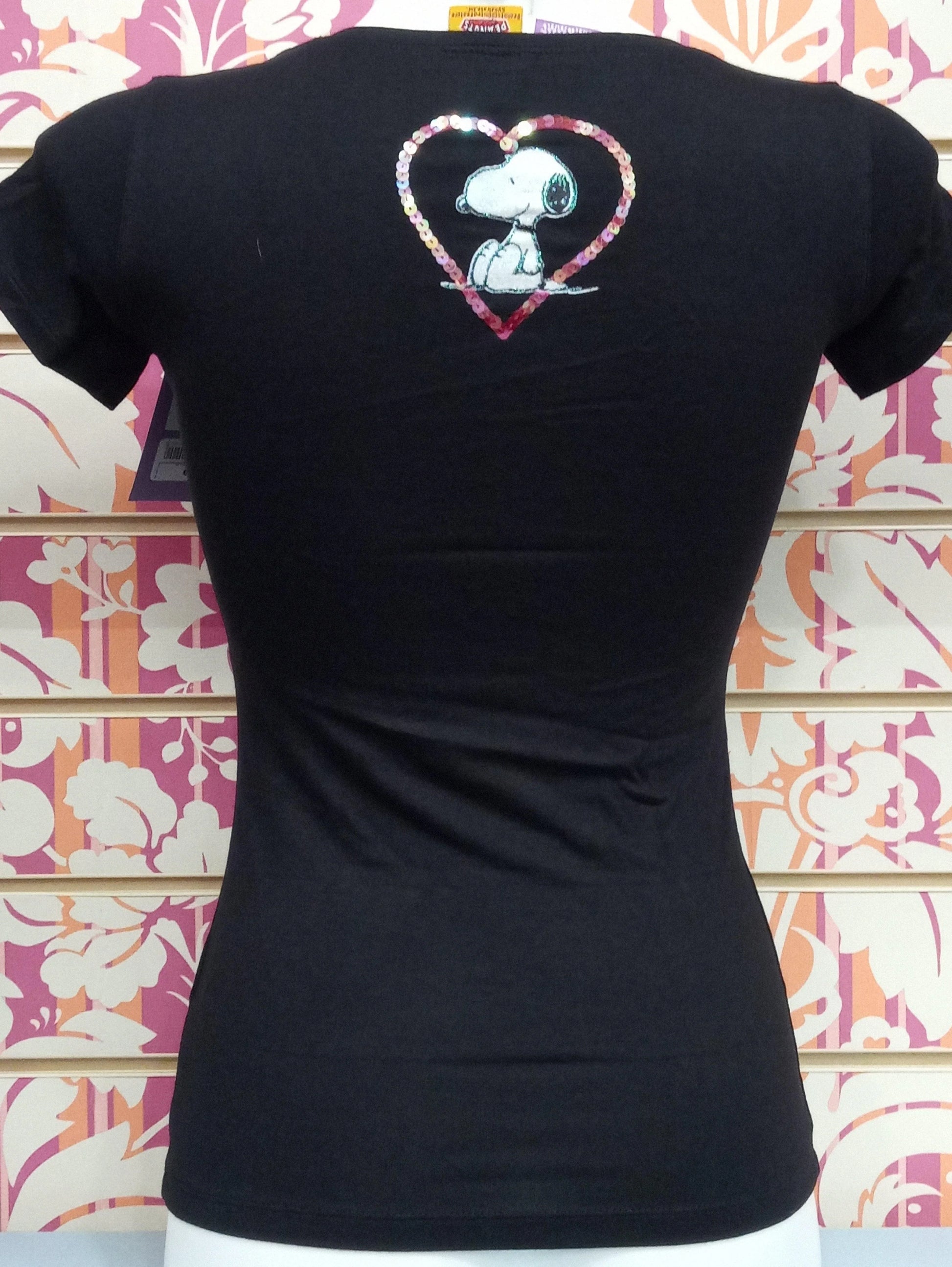 T-shirt donna nera streetwear, cotone elasticizzato, stampa Snoopy con cuore di paillettes colorate sul retro.