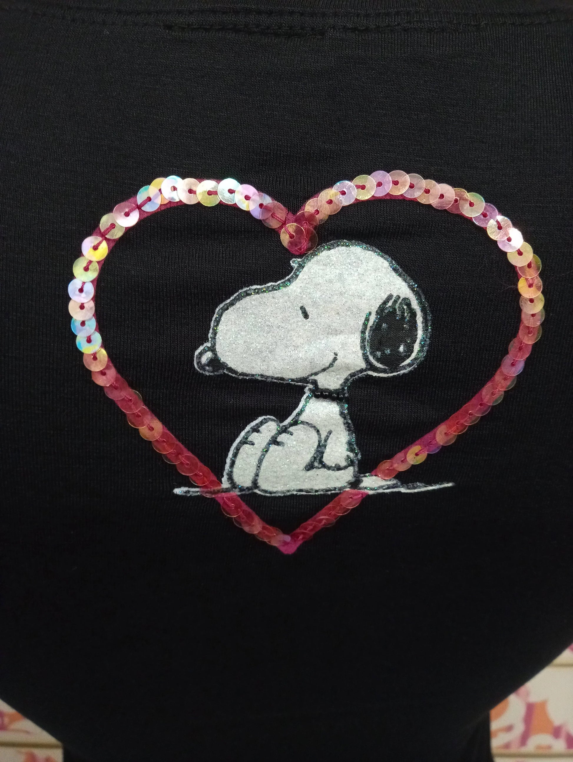 T-shirt nera donna streetwear con Snoopy stampato e cuore di paillettes rosa, stile urban