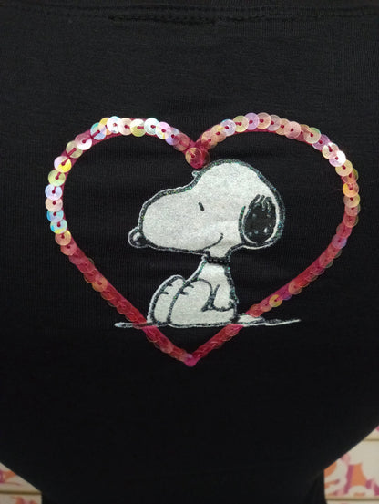 T-shirt nera donna streetwear con Snoopy stampato e cuore di paillettes rosa, stile urban