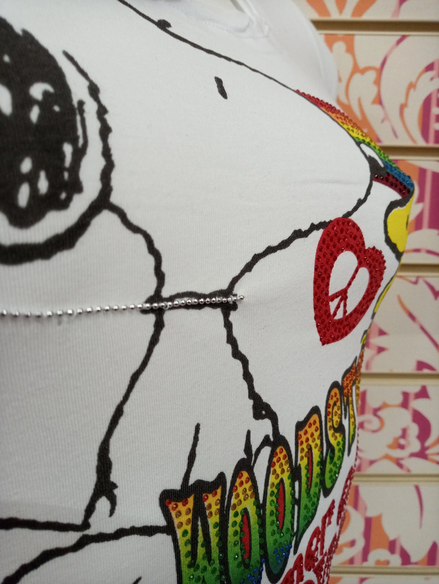 T-shirt donna bianca stile streetwear con stampa Snoopy, scritte colorate e dettagli in paillettes