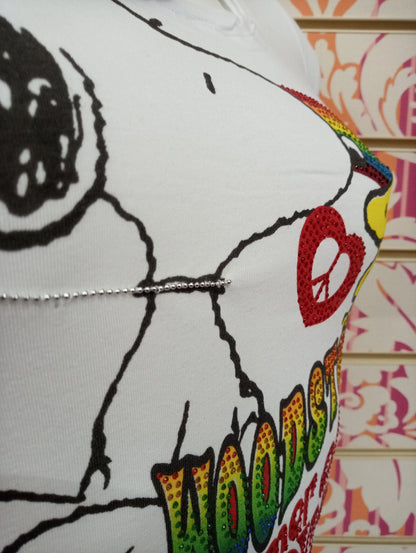 T-shirt donna bianca stile streetwear con stampa Snoopy, scritte colorate e dettagli in paillettes