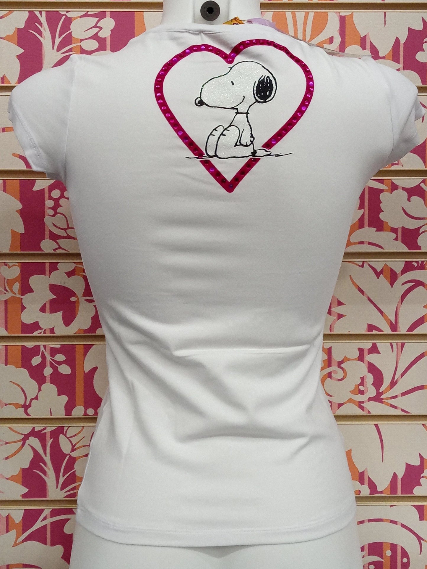 T-shirt donna bianca in cotone, stile streetwear, con Snoopy glitter e cuore di paillettes rosa