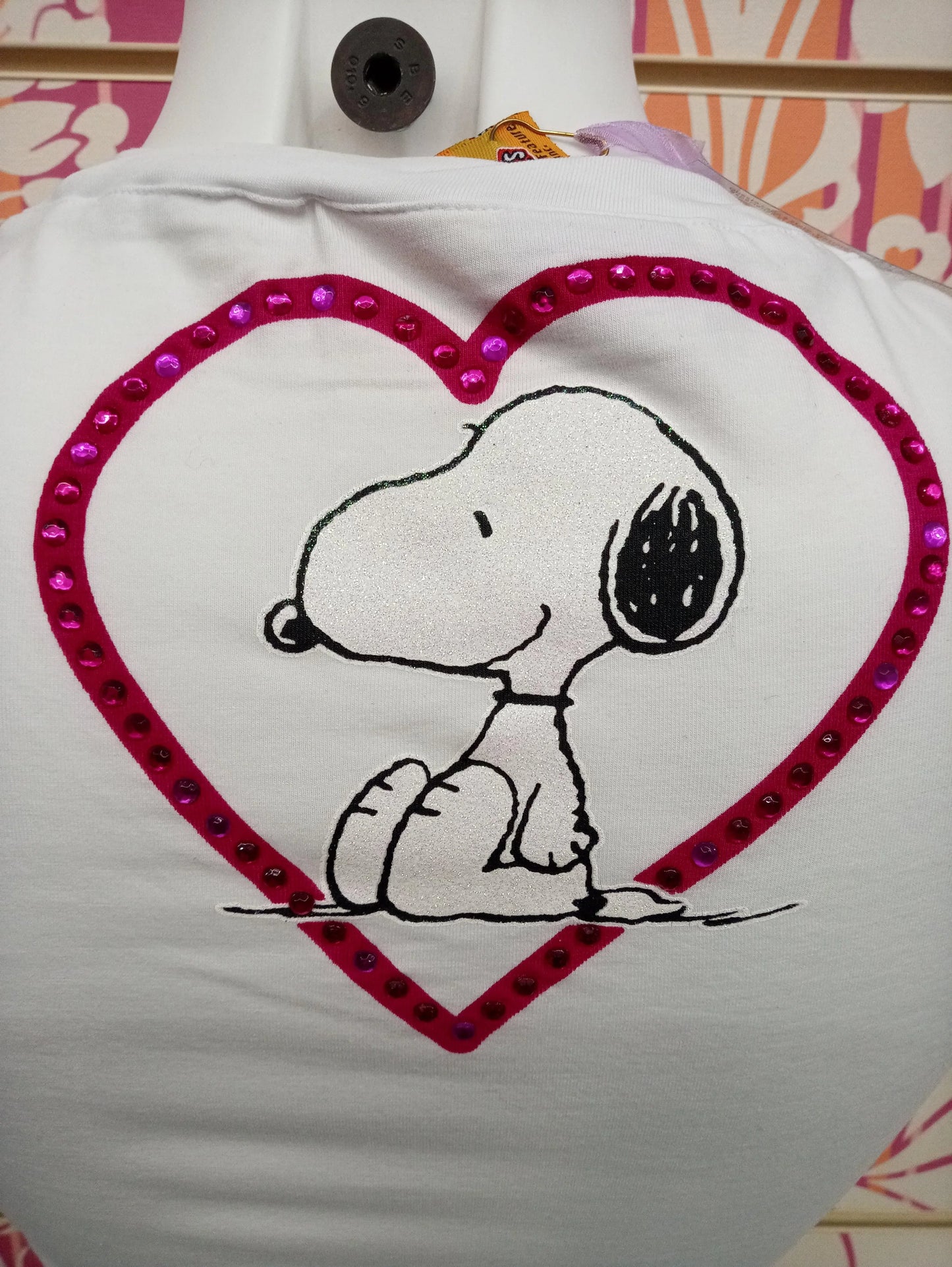 T-shirt bianca donna streetwear con Snoopy glitterato e cuore di paillettes rosa