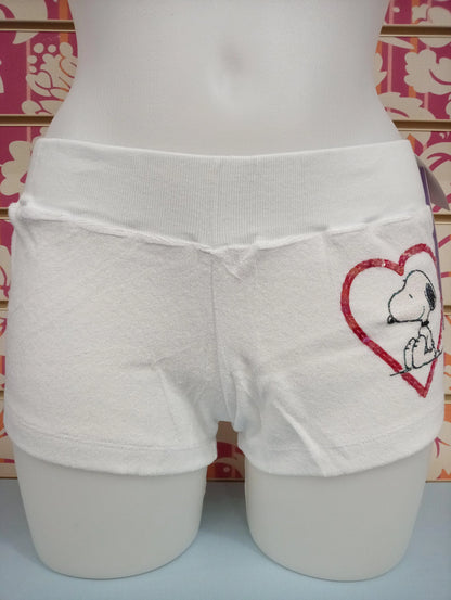 Pantaloncini donna bianchi in cotone effetto spugna, stile streetwear, con pailettes e disegno Snoopy in un cuore rosso