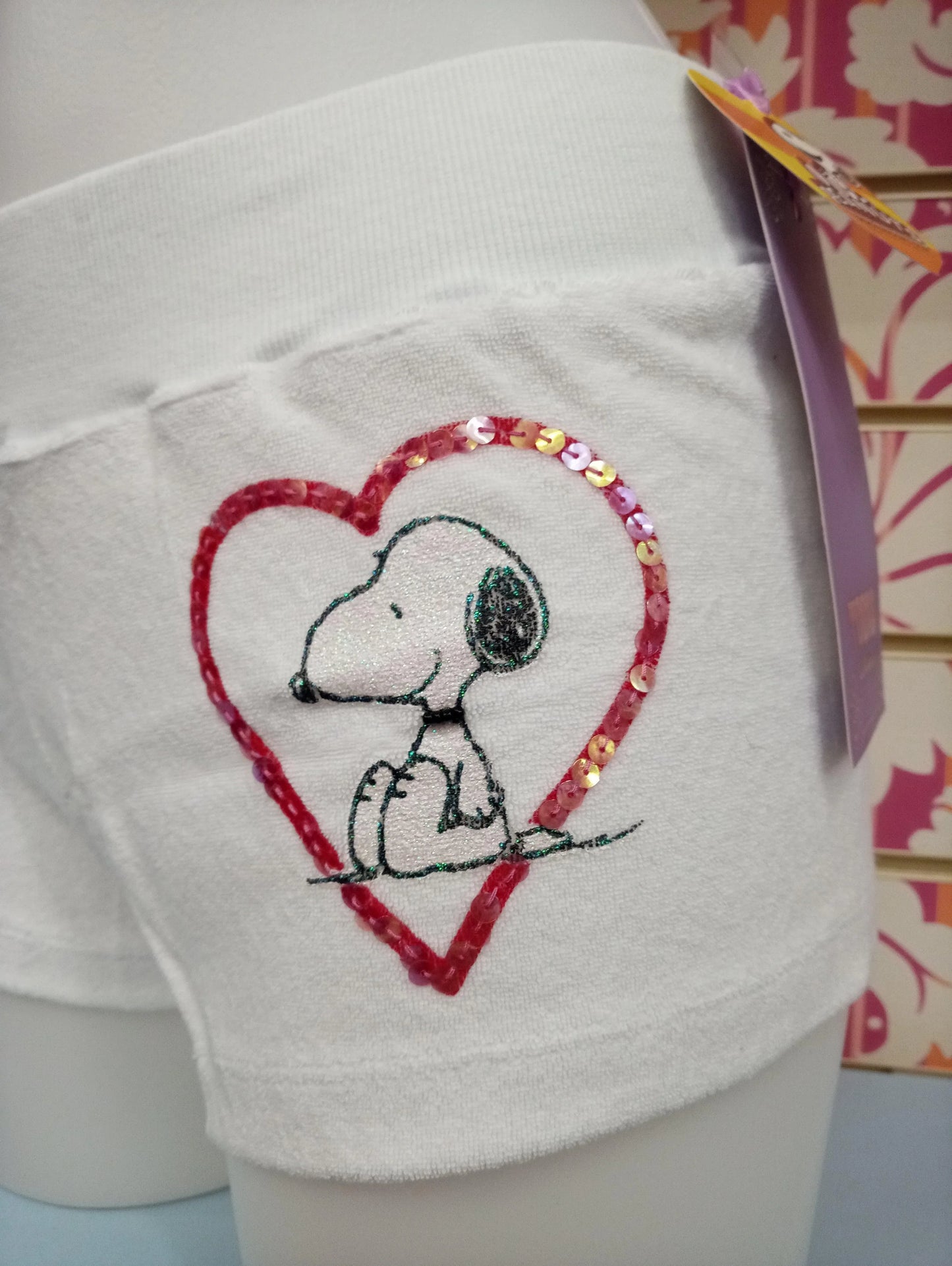 Pantaloncino donna streetwear bianco con Snoopy, cuore di paillettes rosa, stile urban